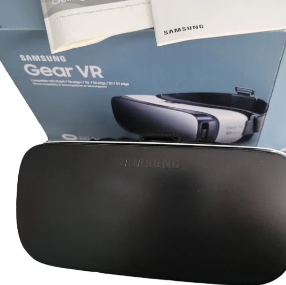 Samsung Gear VR Headset still with original box, like new condition - Picture 4 of 7